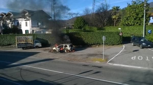 Brucia Un Auto A Olginasio Varesenews Foto