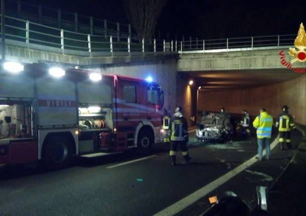 Si Ribalta In Autostrada Intervengono I Vigili Del Fuoco Varesenews