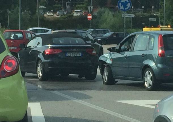 Incidente Alla Rotonda De L Agricola Lunghe Code VareseNews Foto