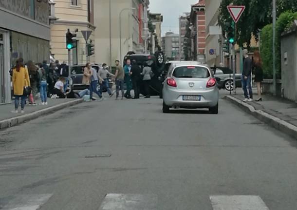 Incidente A Gallarate Si Ribalta Un Auto Varesenews Foto