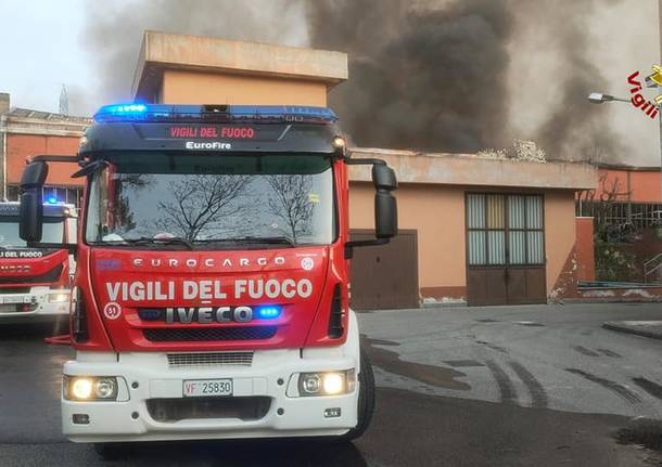 Incendio In Un Azienda Di Rho Vigili Del Fuoco Al Lavoro E Fiamme Domate