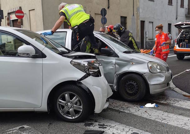 Schianto All Incrocio A Busto Arsizio Feriti Intrappolati Nell Auto