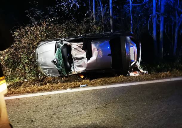 Si Ribalta Fuori Strada Con Lauto Dopo Metri Di Carambola A Vergiate