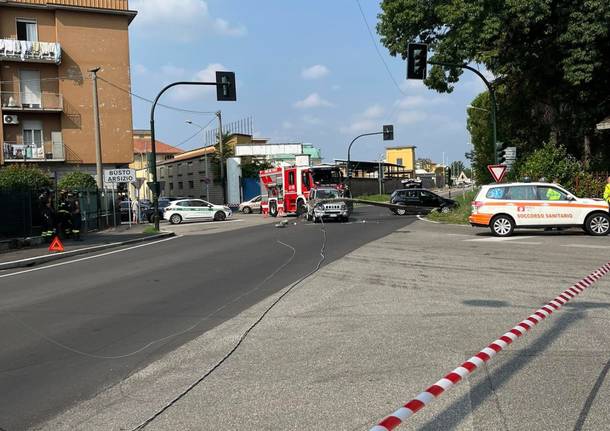 Auto Abbatte Un Palo Della Luce Sulla Strada Del Sempione A Busto Tre