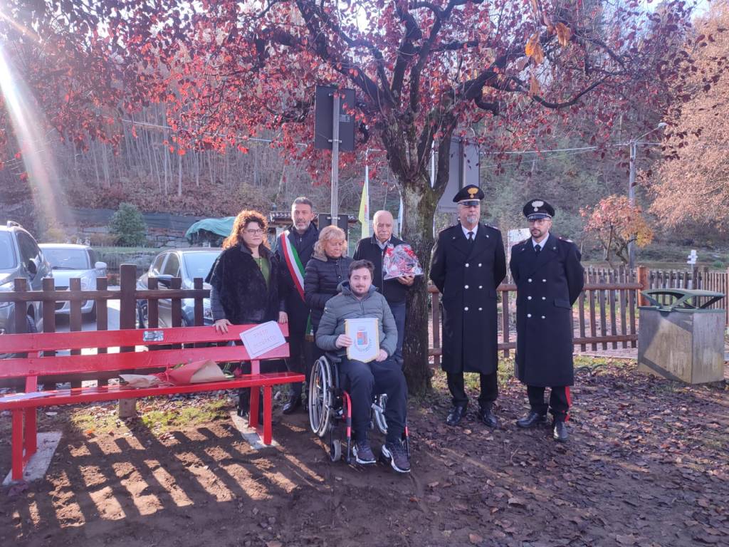 Inaugurata A Cremenaga La Panchina Rossa In Ricordo Di Stefania Pivetta