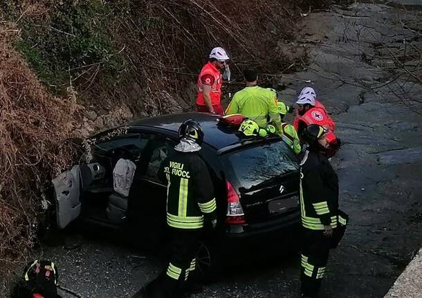 Finisce Con L Auto Nel Fontanile A Venegono Inferiore VareseNews Foto