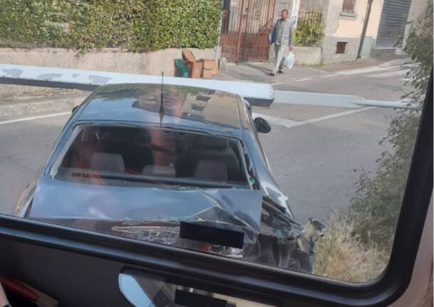 Vettura Bloccata E Urtata Dal Treno Al Passaggio A Livello Di Gazzada