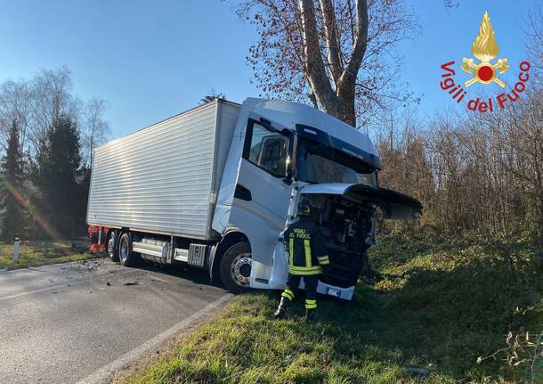 Grave Scontro Tra Una Vettura E Un Mezzo Pesante A Binago Due Persone