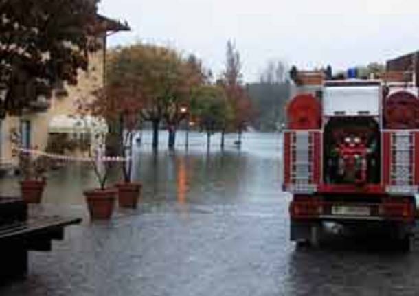 maltempo alluvione nubifragio allagamento esondazione lago maggiore mezzo pompieri