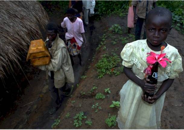 Funerale di un bambino nell'est Congo