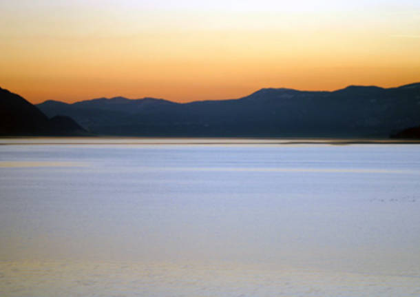 Il sole si spegne sul Lago Maggiore