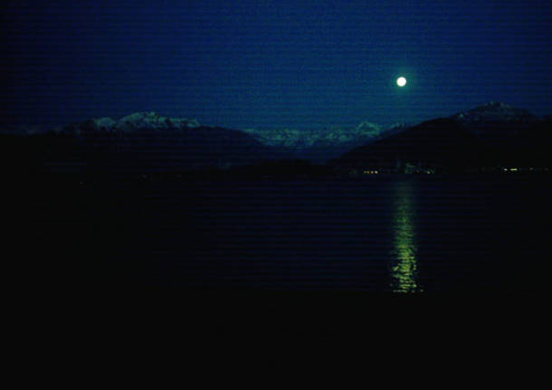Laveno, la luna sul lago
