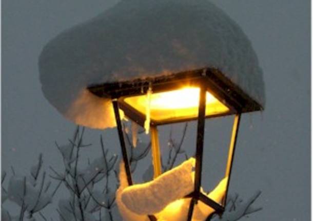 Un lampione sotto la neve