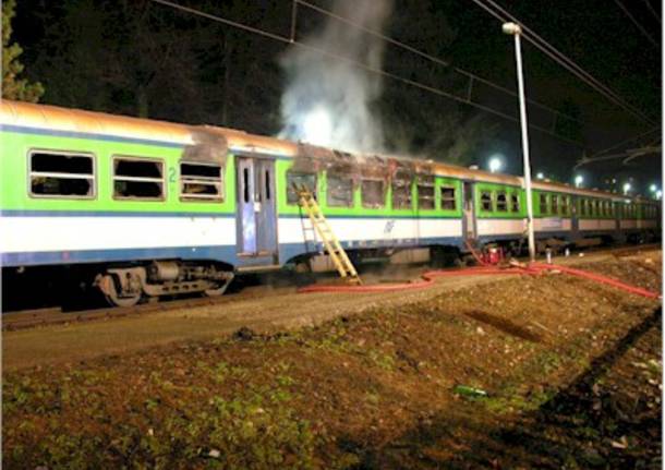 A fuoco un treno delle Ferrovie Nord alla stazione di Gemonio