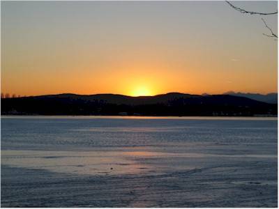Stupendo tramonto sul lago di Varese ghiacciato