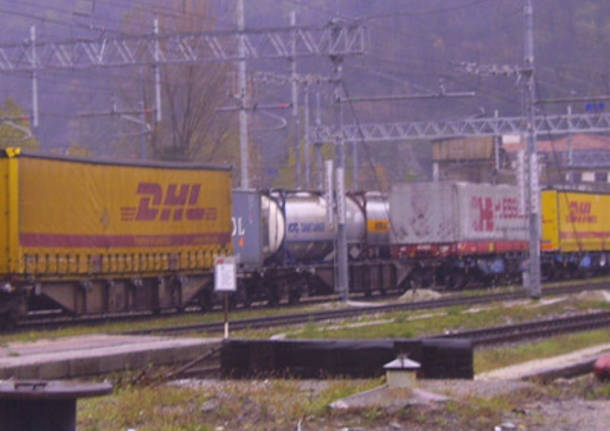 treni merci fermi stazione fs laveno mombello