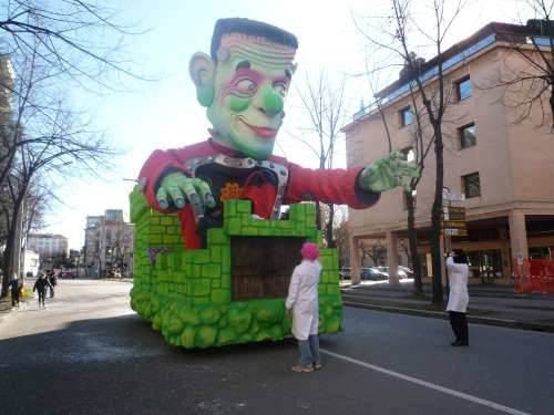 carnevale busto arsizio 20-2-2010 sfilata carri maschere viale duca d'aosta