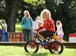 bambini parco bicicletta