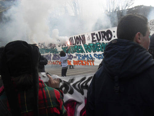 Studenti in piazza per difendere la scuola pubblica milano