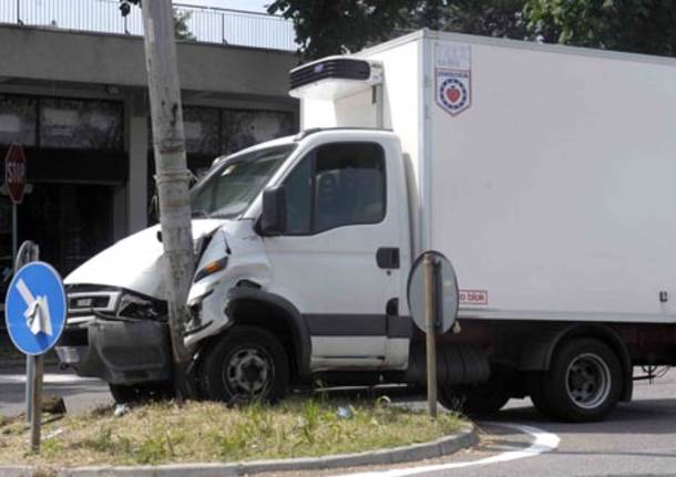 Camion contro un palo