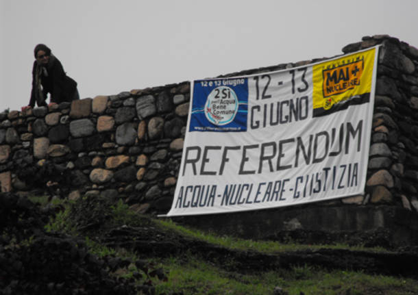 referendum 2011 striscione viaggiatore acqua nucleare