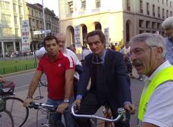 sindaco fontana in bicicletta