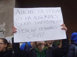 protesta liceo manzoni scuola varese ottobre 2011