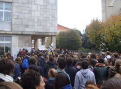 protesta liceo manzoni scuola varese ottobre 2011