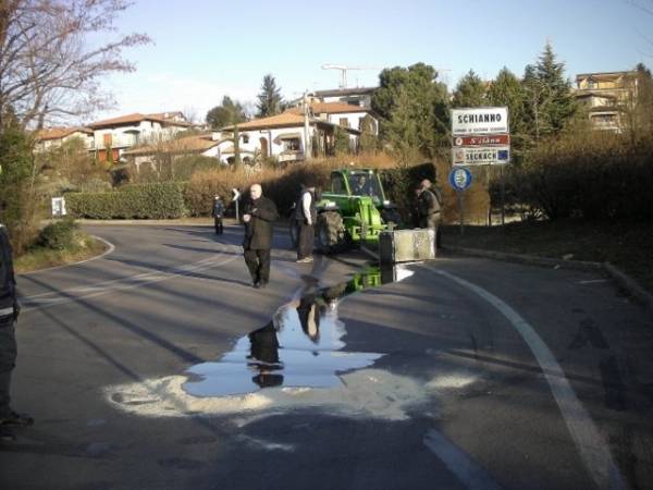 Camion Perde Il Carico - VareseNews - Foto