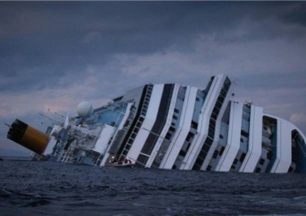 Costa Concordia sempre più in difficoltà (inserita in galleria)