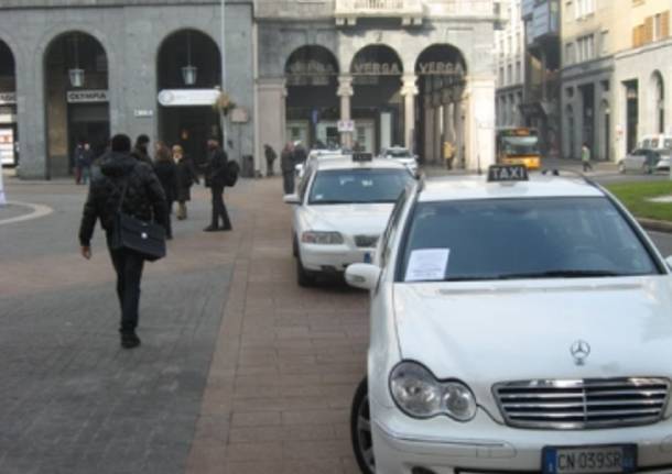 I taxi in piazza a Vaese (inserita in galleria)