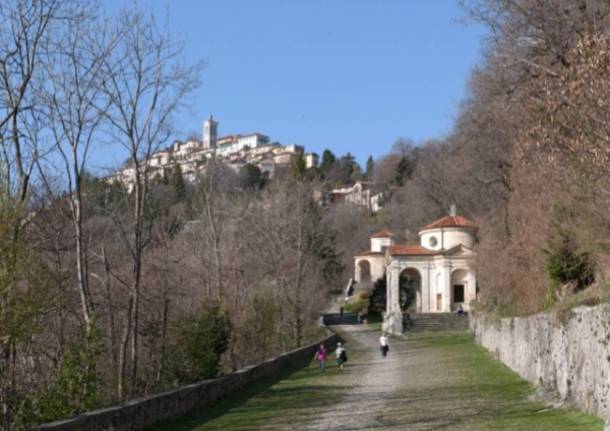 La salita alle cappelle del Sacro Monte (inserita in galleria)