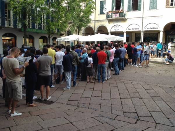 Biglietti Varese - Sampdoria: la coda alla Casa del Disco (inserita in galleria)