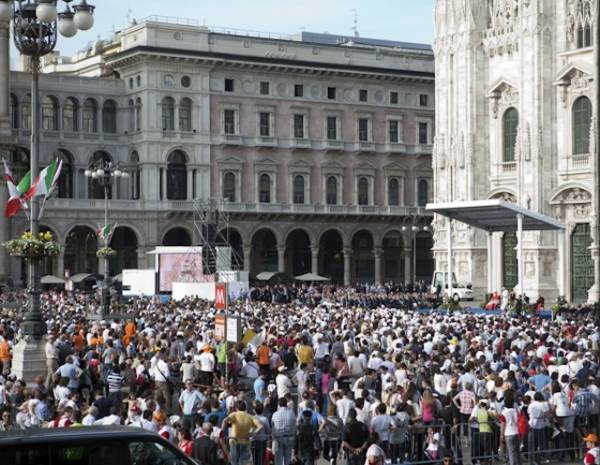 La folla a Milano per il Papa (inserita in galleria)