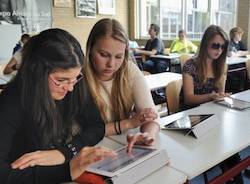 studenti e tablet computer