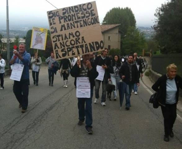 Il popolo del "7 laghi" in manifestazione ad Azzate (inserita in galleria)