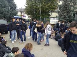 Studenti al fuori dal liceo Grassi (inserita in galleria)