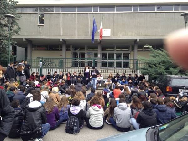 Studenti al fuori dal liceo Grassi (inserita in galleria)