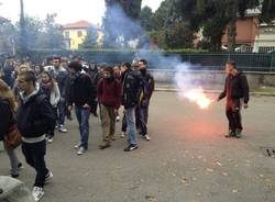 Studenti al fuori dal liceo Grassi (inserita in galleria)