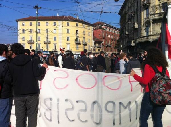 Gli studenti occupano i binari di Porta Genova (inserita in galleria)