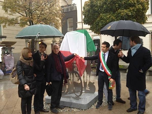 Inaugurata la scultura di piazza Beccaria (inserita in galleria)