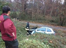 Sbatte contro un palo e finisce fuori strada (inserita in galleria)