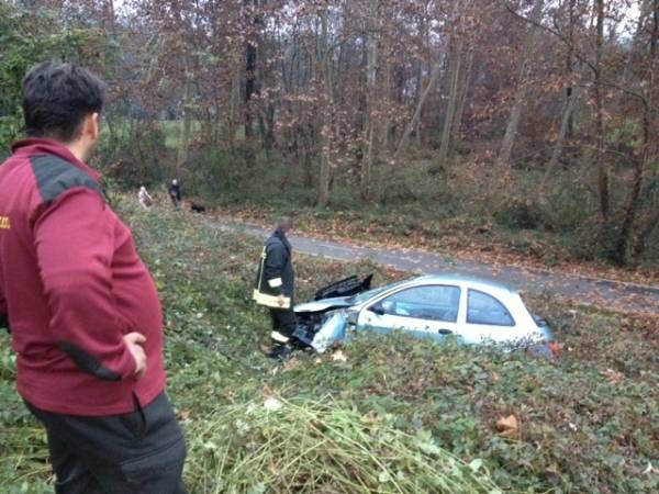 Sbatte contro un palo e finisce fuori strada (inserita in galleria)