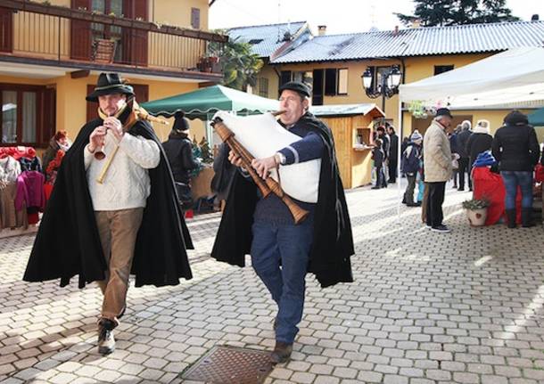 Mercatino e zampognari a Bodio Lomnago (inserita in galleria)