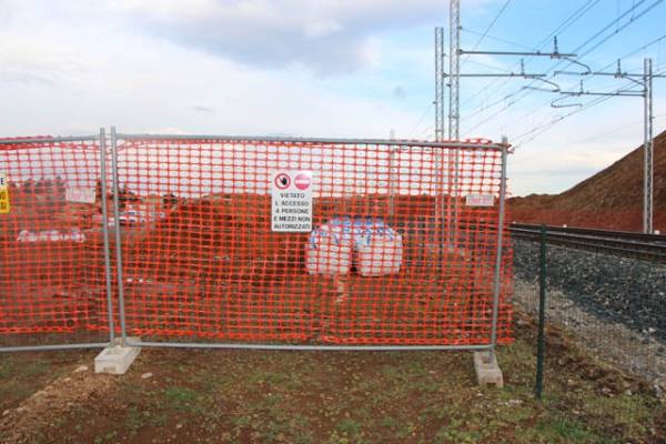 Centinaia di sacchi bianchi lungo la ferrovia (inserita in galleria)