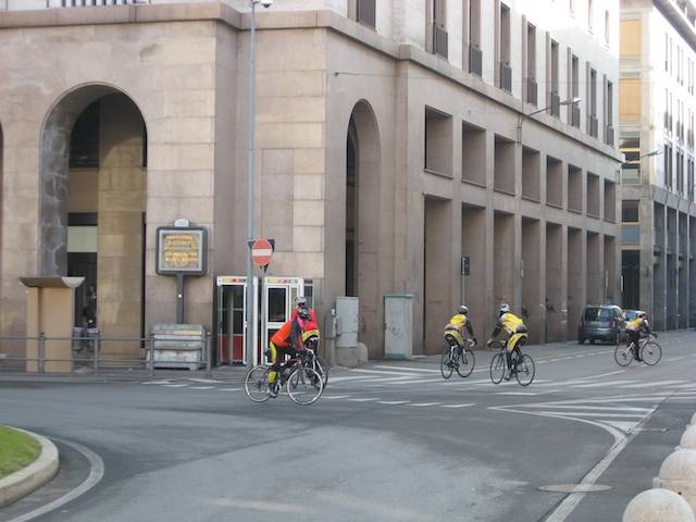 ciclisti in centro varese giornata senza auto