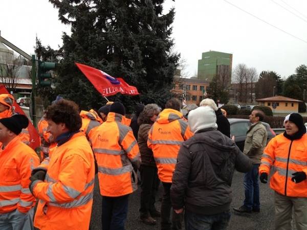 I lavoratori della Holcim in protesta (inserita in galleria)