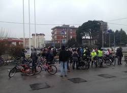 Una "massa" di ciclisti nelle vie di Gallarate (inserita in galleria)