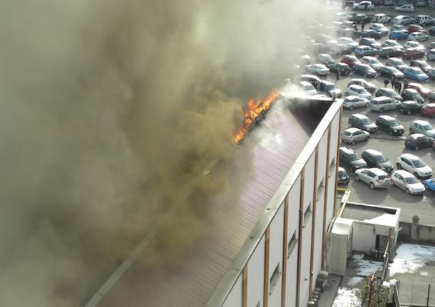 Incendio al Maga, quadri evacuati e fumo dal tetto (inserita in galleria)