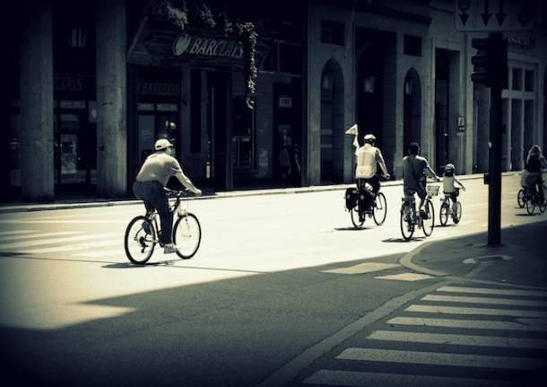 Bimbi in bici a Varese (inserita in galleria)